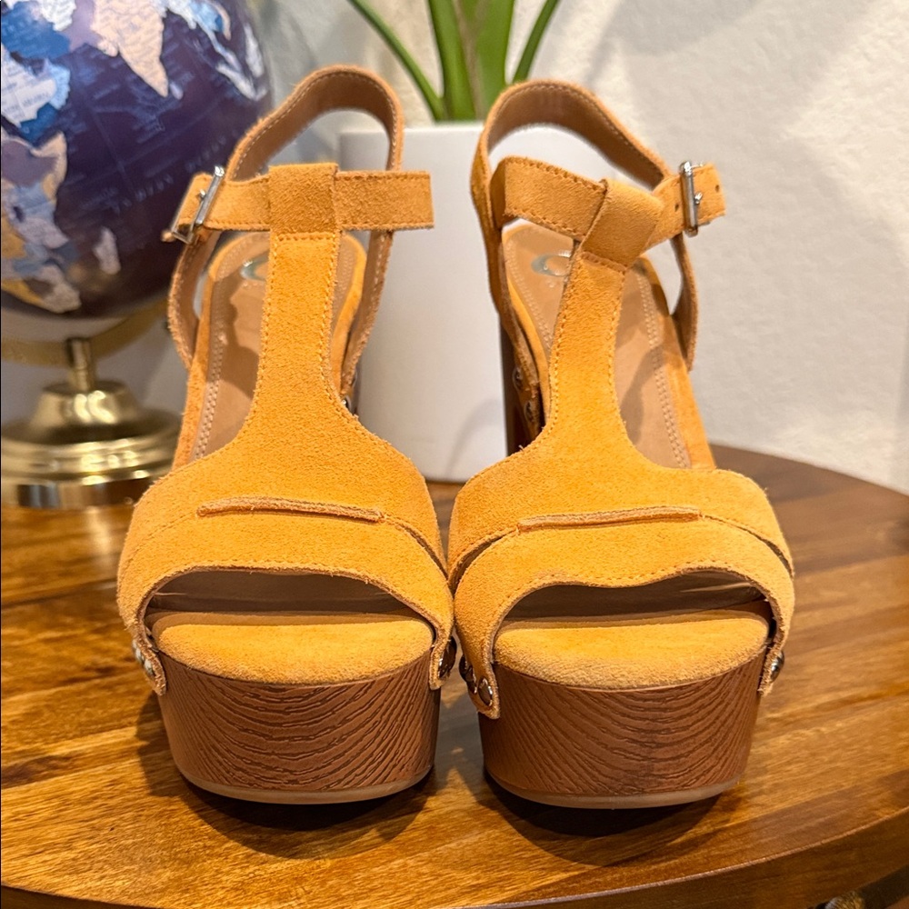 Gianni Bini Mustard Suede T-Strap Platform Sandals